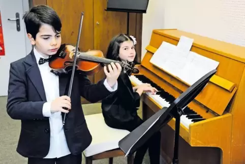 Violine und Klavier: Mircea Constantin Cimpeanu und Thea Gomarteli.