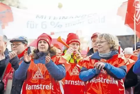 Die IG Metall macht Ernst und veranstaltet erstmals überhaupt ganztätige Warnstreiks.