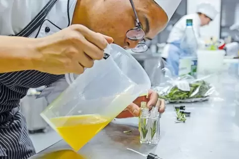 Augenmaß gefragt: Koch Felix Truong bei der Arbeit.