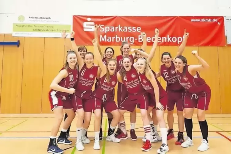 So sehen Siegerinnen aus: FCK-Basketballerinnen nach ihrem Erfolg beim BC Marburg II.