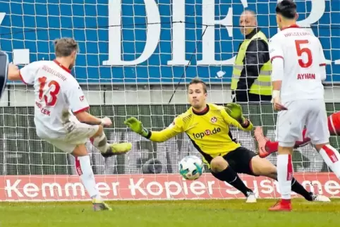 Jan-Ole Sievers kam gegen Fortuna Düsseldorf nach Marius Müllers Platzverweis ins Lauterer Tor. Hier pariert der 22-Jährige eine