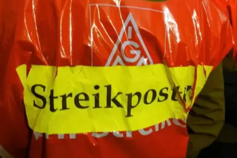190 Streikposten haben im Schichtbetrieb seit Mittwochmorgen die Zweibrücker Werkseingänge besetzt. Der 24-stündige Warnstreik e