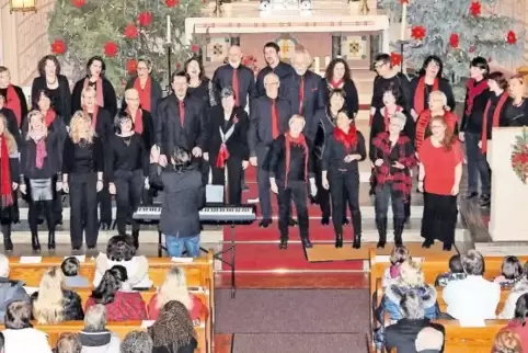 Bis auf die letzte Bank besetzt: die Ramser Kirche , in der der Chor Gospel goes Pop auftrat.
