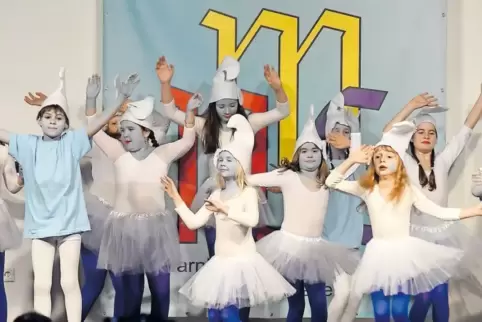 Die Nachwuchs-Fasnachter der MNC-Minis war mit Feuereifer als Schlümpfe dabei.