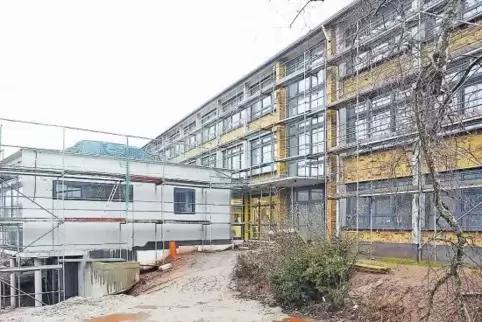 Das Außengelände der Grundschule Thaleischweiler-Fröschen wird 40.000 Euro teurer als geplant. Martin Eichert (FWG) und Horst Hö