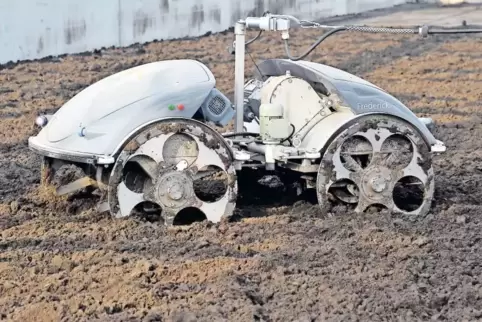 Dient zur Bodenbelüftung beim Trocknen von Klärschlamm: ein elektrisches „Schwein“.