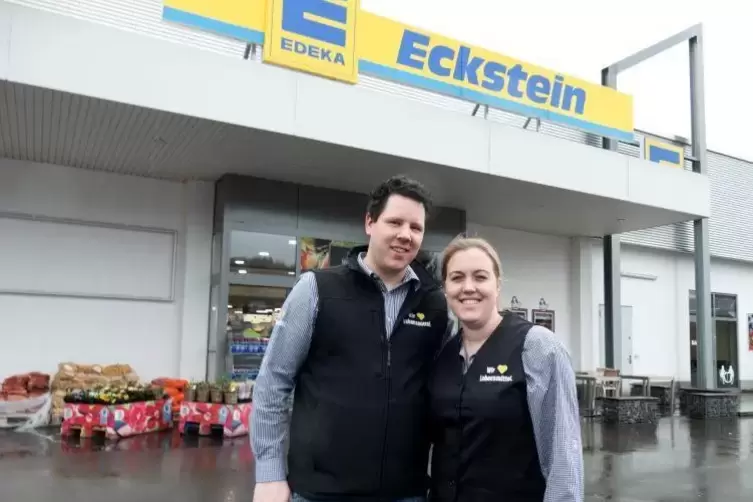 Aus Edeka Ney wird Edeka Eckstein. Julian und Svenja Eckstein sind die neuen Betreiber des Altenglaner Edeka-Marktes. Foto: saye