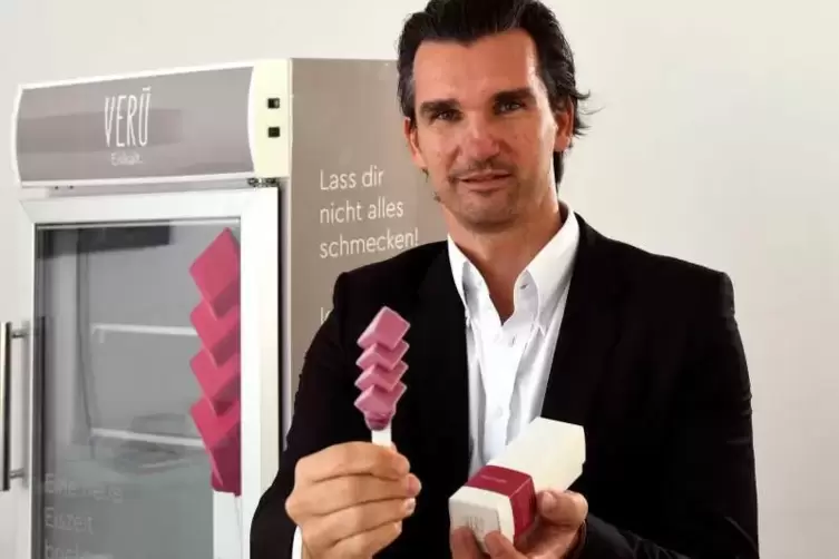 Cassis oder Mojito: Veru Geschäftsführer Christian Broser mit einer der neuen Eisvarianten seines Unternehmens. Foto: Bolte