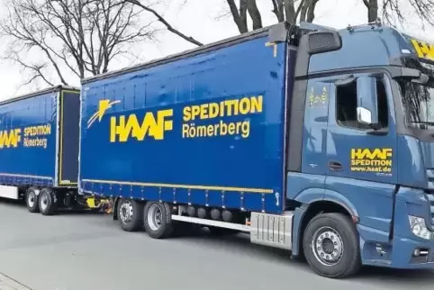 Die 25 Meter langen Lastwagen – hier von einer Spedition bei Speyer – eignen sich besonders für den Transport von voluminösen Pr