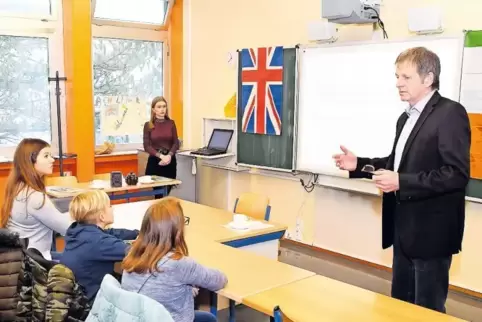 Thom Buchheit informiert über den bilingualen Unterricht am Hugo-Ball-Gymnasium.
