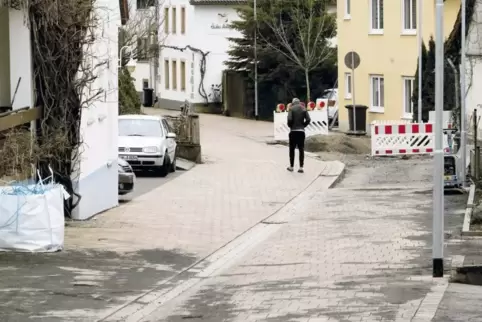 Bewohner von Stichstraßen der frisch gepflasterten Hauptstraße in Oberhofen beschweren sich, dass sie hohe Ausbaubeiträge zahlen