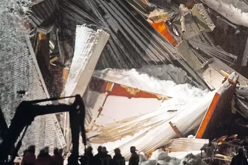 Rettungskräfte stehen am 2. Januar 2006 vor der eingestürzten Eissporthalle in Bad Reichenhall. 15 Tote und 34 Verletzte.