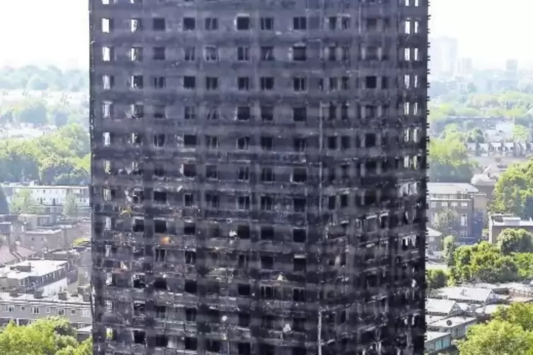 Ausgebrannter Grenfell Tower in London. 71 Todesopfer.