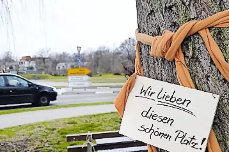 Auch mit Protestbändern setzen sich Bürger seit 2016 für die Baumgruppe ein.