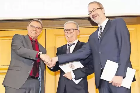 Staatssekretär Hans Beckmann (links) verabschiedete gestern Leibniz-Schulleiter Dieter Kallenbach (Mitte) und ernannte Thomas Mo