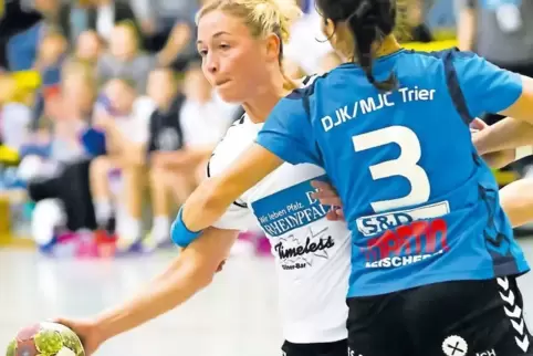Megane Vallet, Spielmacherin der Trierer (rechts), stoppt hier im Hinspiel SV-Spielerin Katharina Koch.