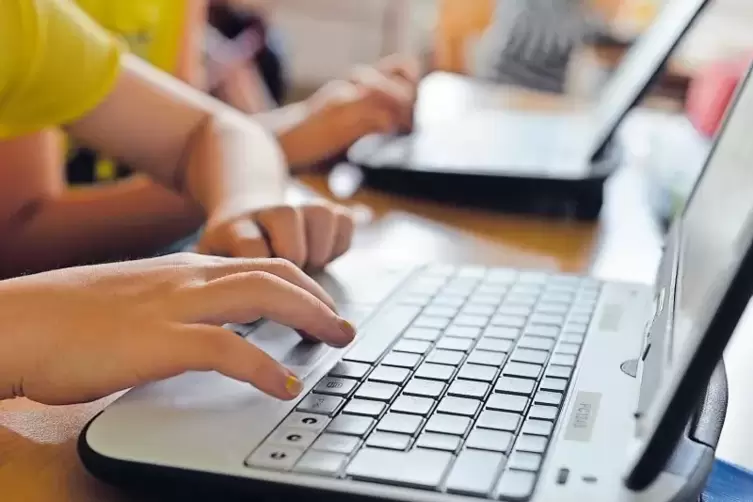 Schüler dürfen ihre eigenen Computer im Abitur nutzen – allerdings unter strengen Vorgaben. An den Laptops müssen technische Ver