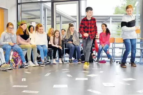 So sieht Französisch-Unterricht aus, wenn das FranceMobil Station macht: französischen Rap hören, Wörter hören und auf den Karte