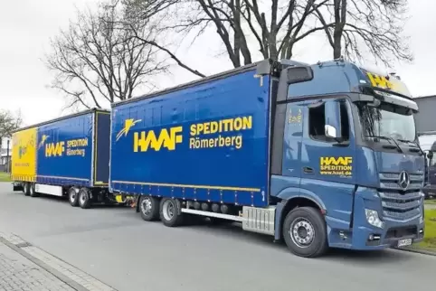 Die 25 Meter langen Lastwagen – hier von einer Spedition bei Speyer – eignen sich besonders für den Transport von voluminösen Pr