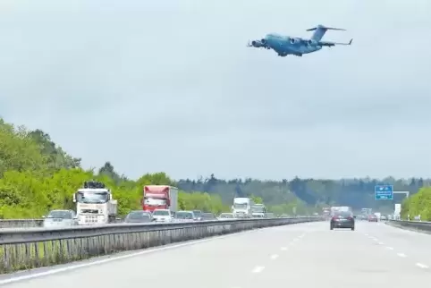 Eine Maschine im Landeanflug auf den Flugplatz Ramstein: Die Lärmbelastung rund um die Air Base ist so hoch, dass weitere militä