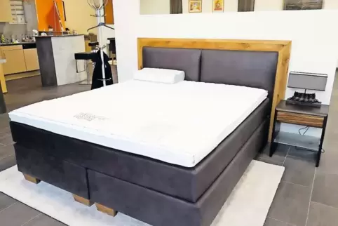 Das Boxspringbett hat seinen Namen dem boxenähnlichen Unterbau, in den die Federn eingelassen sind, zu verdanken.