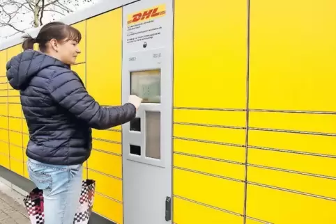 Claudia Brandenburger an der neuen Packstation.