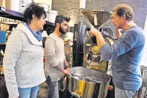 Bei Sabine Schmitt-Gilke und Bernhard Schmitt erlernt Yasser Karahasan auch die nicht einfache Kunst des Kaffeeröstens.