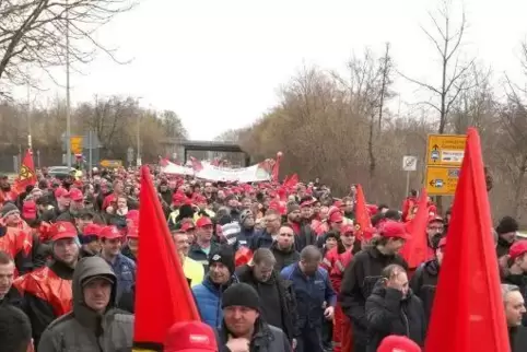 Schon vergangene Woche zogen Wörther Daimler-Mitarbeiter durch die Stadt. Die IG Metall ruft zu neuen Warnstreiks am Freitag auf