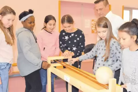 Die Kugel läuft an der Kugelrampe bergauf. Das haben die kleinen Forscherinnen der Grundschule Waldfischbach-Burgalben, Nicola, 