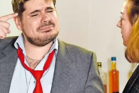 Jim (Daniel Fuchs) spielt seinem Chef und dessen Gattin (Karolin Eberle) eine heile Welt vor. Doch die gerät zunehmend aus den F