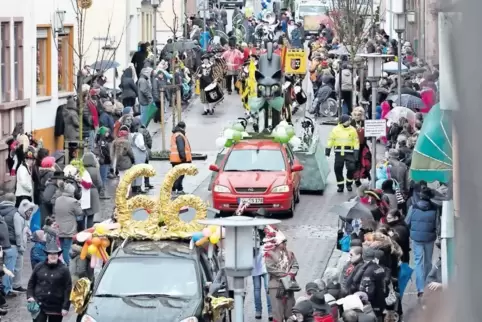 Beim Westricher Fastnachtsumzug im vergangenen Jahr zogen die Narren im Regen durch die Straßen. Diesmal hoffen die Veranstalter