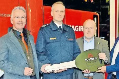Fahrzeug-Übergabe bei der Stützpunktwehr Winnweiler (von links): Landrat Rainer Guth, VG-Wehrleiter Christian Füller, Verbandsbü