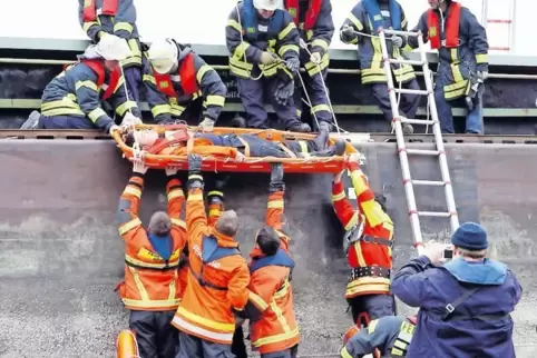 Galt der Dank der Ratsmitglieder: den Feuerwehren in der Verbandsgemeinde Rheinauen, hier bei einer Übung auf dem Otterstadter A