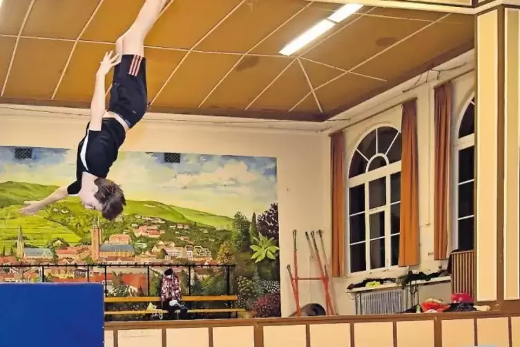Niklas Georg trainiert auf dem Doppel-Minitrampolin: Er springt zunächst auf einem schräg verlaufenden Trampolin ab.