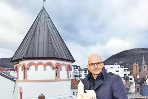 Der neue Eigentümer Jochen Stahler auf dem Dach von „Radio Braun“, das unmittelbar an den Storchenturm anschließt, mit einem ers