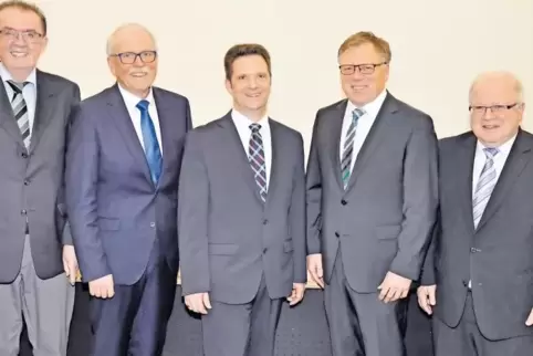 Die neue Verwaltungsspitze: Bürgermeister Frank Rüttger (CDU, Mitte) und die ehrenamtlichen Beigeordneten (von links) Roland Wer