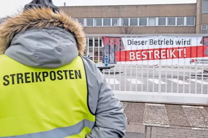 Das Werkstor bei Opel blieb gestern zu. Das Werkstor bei Opel blieb gestern zu.