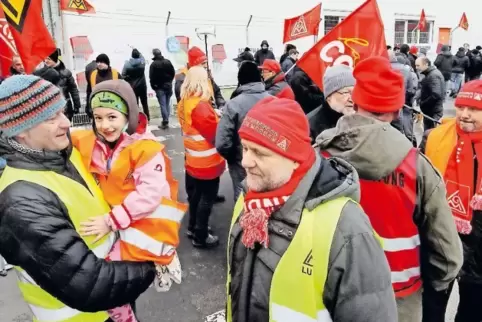 Frieren für ihre Forderungen: Streikende PFW-Mitarbeiter mit Familienangehörigen gestern vor dem Werkstor.