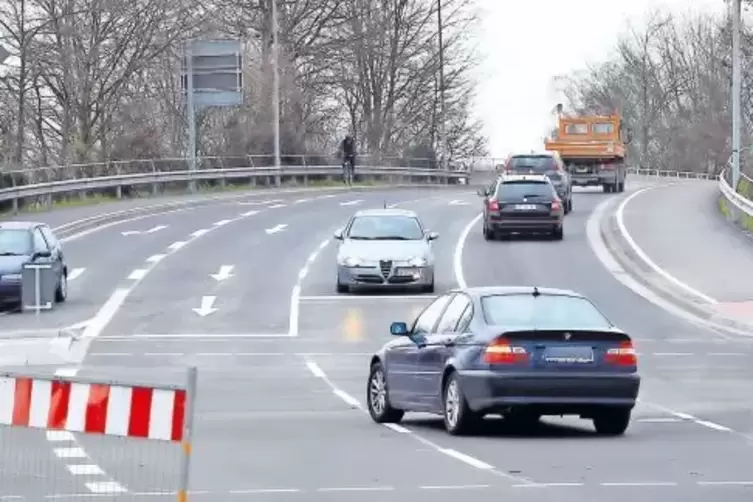 Gestern Nachmittag: Autos und Lkw rollen wieder &uuml;ber die Landwehrstra&szlig;en-Br&uuml;cke, nachdem die Ampel in Betrieb gegangen ist.