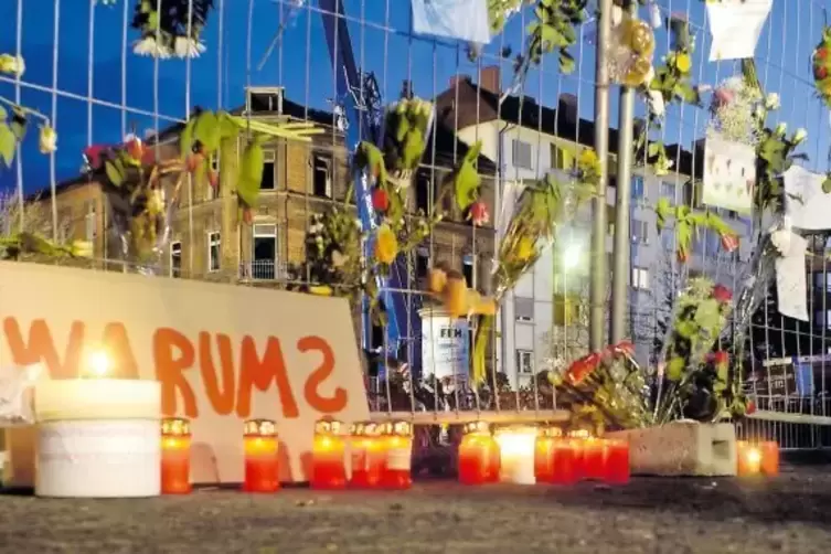 Gro&szlig;e Trauer: die Brandruine in den Tagen nach dem Ungl&uuml;ck.