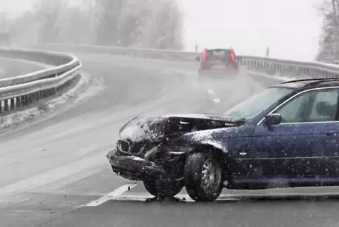 Ein Verkehrsunfall mit einem Verletzten hat sich am Sonntagmorgen auf der A65 an der Anschlussstelle Insheim und Rohrbach in Fah