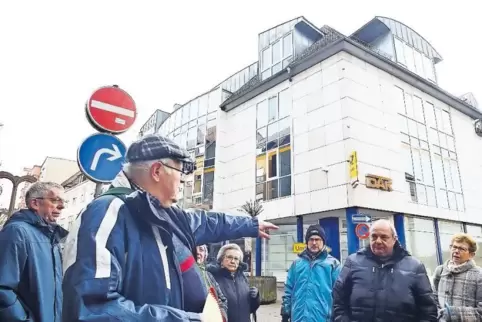 Stadtführung zur „Geschäftswelt in Pirmasens“: Gerd Blinn beim ehemaligen Kaufhaus Moster