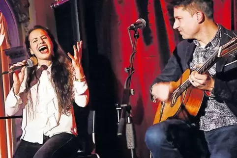 Vier-Oktaven-Stimme trifft auf Meister-Gitarrist: Stephanie Neigel und Daniel Stelter in der Villa Böhm.