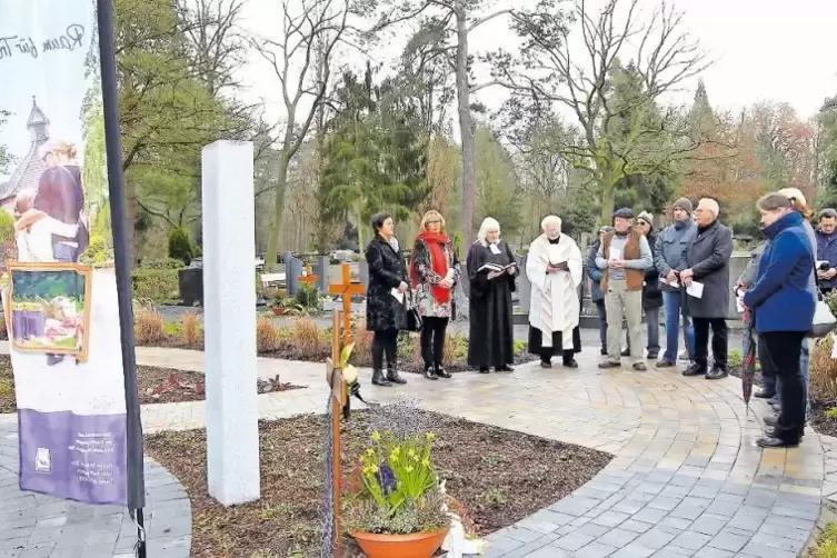 Pfarrerin Barbara Abel-Pohlack und Pfarrer Albrecht Effler bitten um den Segen Gottes für den Memoriam Garten – eine parkähnlich