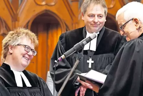 Pfarrerin Julia Heller beim gestrigen Einführungsgottesdienst mit Dekan Stefan Kuntz (Mitte) und Prädikant Michael Zeller.