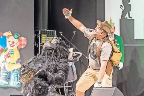Gorilla mit Körbchen und Ramsteiner Löwe im Schattenspiel: So sieht es aus, wenn „De Härdschd“ im Haus des Bürgers auf Großwildj