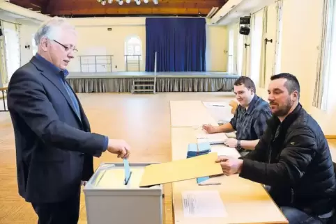 Rudolf van Venrooy, der hier seine Stimme abgibt, ist neuer Ortsbürgermeister von Schönau. Am Tisch die Wahlhelfer Tobias Bock (