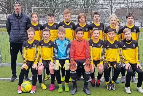 Auch außerhalb des Platzes ist die Ixheimer U13 eine tolle Truppe: (hinten von links) Trainer Stefan Rauhut, Cedrik Böckler, Lar