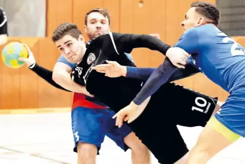 Schräger Handballer: Manuel Grill (am Ball) von Dudenhofen/Schifferstadt kommt nicht durch.