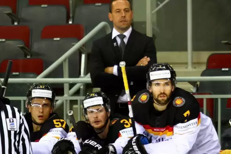 Marcel Goc (links) ist Olympia-Kapitän der deutschen Eishockey-Nationalmannschaft, Marco Sturm (hinten) bleibt bis 2022 Bundestr